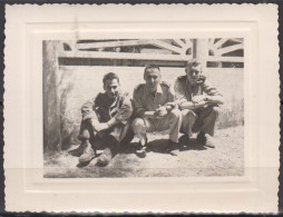 Militaria   Photo De 3 Militaires  Dim 85x110 Venant D'un Album D' AVIATION  En AFRIQUE DU NORD De 1957 à 1959 - Aviazione