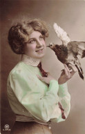 CARTE PHOTO - Portrait - Une Femme Avec Un Oiseau - Colorisé - Carte Postale Ancienne - Photographie