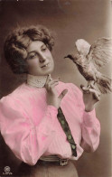 CARTE PHOTO - Portrait - Une Femme En Blouse Rose Avec Un Oiseau - Colorisé - Carte Postale Ancienne - Fotografie