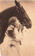 PHOTOGRAPHIE - Une Fille Avec Son Cheval - Carte Postale Ancienne - Fotografie