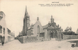 Guimiliau * Rue , Arc De Triomphe Et Vue D'ensemble De L'église * Environs De Morlaix - Guimiliau