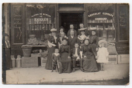 Devanture D'épicerie. Groupe Adultes Et Enfants. Cerceau. Carte Photo Non Située - Magasins