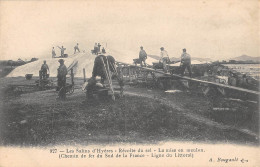 CPA 83 LES SALINS D'HYERES / RECOLTE DU SEL / LA MISE EN MEULON - Hyeres