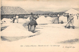 CPA 83 SALINS D'HYERES / RECOLTE DU SEL / LE NETTOYAGE - Hyeres