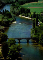 DOMME   ( DORDOGNE )   PANORAMA DU BELVEDERE DE LA BARRE , ON Y TROUVE LA DORDOGNE BORDEE DE PEUPLIERS DANS UNE PLAINE - Domme