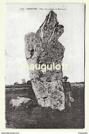 56 MORBIHAN / ERDEVEN / MENHIR : UN DES GÉANTS DE KERZERHO ET HOMME EN COSTUME TRADITIONNEL / FOLKLORE COSTUME - Erdeven