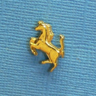 1 PIN'S //  ** EMBLÈME DE LA SCUDERIA FERRARI / EST UN CHEVAL CABRÉ ** - Ferrari