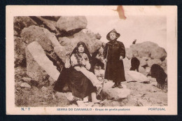 REAL POSTCARD PORTUGAL VISEU SERRA DO CARAMULO - GRUPO DE GENTIS PASTORES - 1930's (COM MANCHA) - Viseu