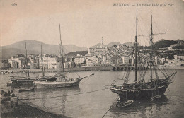 Menton * La Vieille Ville Et Le Port * Bateaux Voiliers - Menton