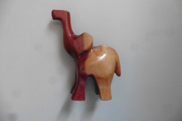 Figurine Animal Eléphant En Bois Sculpté Beige-brun Du Maroc Artisanat Traditionnel Africain - Afrikaanse Kunst