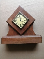 UNE HORLOGE EN BOIS A POSER - Clocks