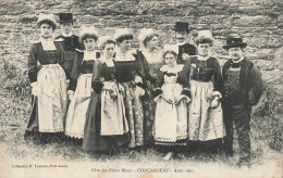 Concarneau * La Fête Des Filets Bleus * Août 1907 * Groupe De Villageois En Coiffe Et Costume - Concarneau