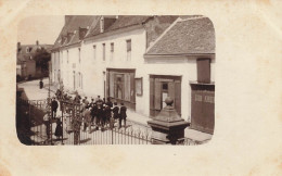 La Suze * Carte Photo * Grande Rue , Vue Prise De La Mairie ( Grille Et Poteaux ) * Café * Villageois - La Suze Sur Sarthe