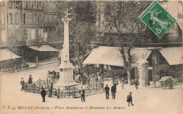 Millau * La Place Mandarous Et Le Monument Des Mobiles * Café * Kiosque à Journaux - Millau