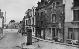 QUESTEMBERT - Rue Du Puits - CPSM Petit Format - Tabac - Succursale De La Caisse D'Epargne De Vannes - CPSM Petit Format - Questembert