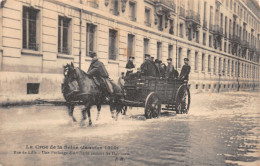 MILITARIA -  La Crue De La Seine (Janvier 1910) Rue De Lille - Une Prolonge D'Artillerie Secourt Les Habitants - Material