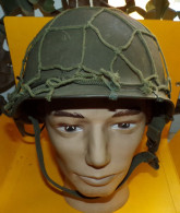 CASQUE LOURD MILITAIRE DE L'ARMEE DE LA REPUBLIQUE FEDERALE D'ALLEMAGNE AVEC FILET DE CAMOUFLAGE , FERMETURE DE LA MENTO - Helme & Hauben