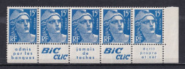 Publicité - YT 886a Marianne Gandon 15F Bleu Type I - Bande De 5 Inférieure Avec Texte Complet (Maury : BP 260) Neuf** - Unused Stamps