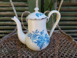 Ancienne Petite Cafetière Emaillée Bombée Décor Fleurs Bleues - Andere & Zonder Classificatie