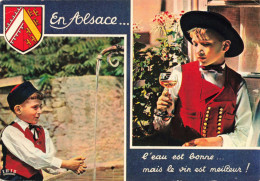 PHOTOGRAPHIE - En Alsace L'eau Est Bonne - Colorisé - Carte Postale Ancienne - Photographie