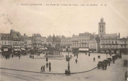 FRANCE - Saint Quentin - La Place De L'hôtel De Ville - Côté Du Beffroi - PD - Animé - Carte Postale Ancienne - Saint Quentin