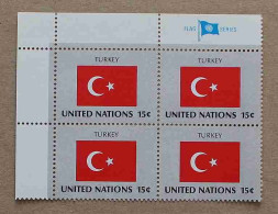 Ny80-01 : Nations-Unies (N-Y) - Drapeaux Des Etats Membres De L'ONU, Turquie Avec Une Vignette "FLAG SERIES" - Neufs