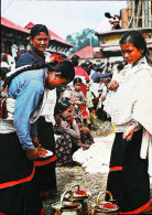 ►   Nepal A Typical Womenof Kathmandu Valley  Preparing For  Worship - Népal