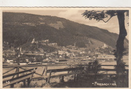 D5843) FRIESACH - Kärnten - Alte FOTO AK Mit Bankerln Im Vordergrund U. Blick Auf STadt 1931 - Friesach