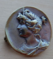 D3-111 Broche Ancienne Ronde Gravée Balou Représentant Un Visage De Jeune Fille,signée LELEU - Obj. 'Remember Of'