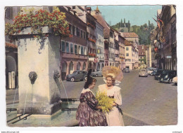 Vorarlberg Feldkirch Marktstrasse Mit Altleldkircher Trachten N°14.090 Autos VW Käfer Citroën Traction - Feldkirch