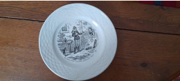 ASSIETTE PARLANTE SAINT AMAND N°6 LE COEUR D'UN CAVALIER - Plates