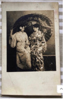 CARTE PHOTO JAPONISANTE - 2 Jeunes Femmes En Kimono Et Ombrelle - Azië