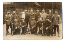 CPA 3455 - MILITARIA - Carte Photo Militaire - Deutsche Soldaten - Soldats Allemands Avec Fusils,Baîonnettes Et Un Bébé - Characters