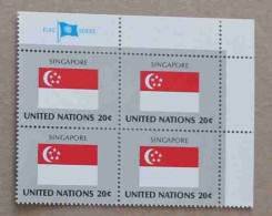Ny81-01 : Nations-Unies (N-Y) - Drapeaux Des Etats Membres De L'ONU (II) , Singapour Avec Une Vignette "FLAG SERIES" - Neufs