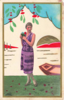 FANTAISIE - Femme - Une Femme Tenant Une Fleur - Découpage - Colorisé - Carte Postale Ancienne - Frauen