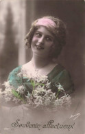 PHOTOGRAPHIE - Souvenir Affectueux - Une Fille Avec Un Bandeau - Colorisé - Carte Postale Ancienne - Photographie