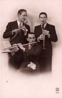 PHOTOGRAPHIE - Des Musiciens - Carte Postale Ancienne - Fotografía