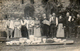 L'équipe Chargée Du Repas Pose Avec La Vaisselle Et L'accordéoniste - Réceptions