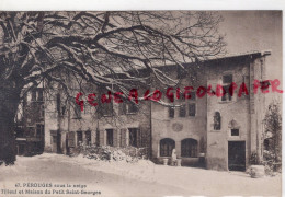 01- PEROUGES- SOUS LA NEIGE  TILLEUL ET MAISON DU PETIT SAINT GEORGES - Pérouges