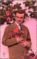 CARTE PHOTO - Un Homme Tenant Un Bouquet De Fleurs - Colorisé - Carte Postale Ancienne - Fotografie