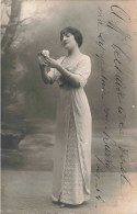 PHOTOGRAPHIE - Une Femme Tenant Une Fleur - Carte Postale Ancienne - Photographie