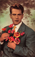 CARTE PHOTO - Portrait - Un Homme Avec De Fleurs - Colorisé - Carte Postale Ancienne - Fotografía