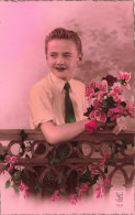 ENFANTS - Portrait D'un Petit Garçon Avec Des Fleurs - Colorisé - Carte Postale Ancienne - Portraits