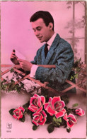 CARTE PHOTO - Un Homme Avec Des Fleurs - Colorisé - Carte Postale Ancienne - Photographie