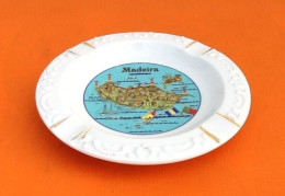 Cendrier    Porcelaine Blanche Décor Madeira (Portugal) - Ashtrays