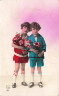 ENFANTS - Portrait - Deux Enfants Avec Un Bouquet De Fleurs - Colorisé  - Carte Postale Ancienne - Portretten