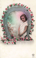 ENFANTS - Portrait D'une Enfant Dans Un Fer à Cheval - Colorisé - Carte Postale Ancienne - Retratos
