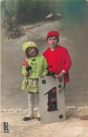 ENFANTS - Deux Enfants Avec Une Carte 1 Géante - Carte Postale Ancienne - Portretten