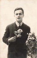 CARTE PHOTO - Un Homme Tenant Une Rose - Carte Postale Ancienne - Photographie