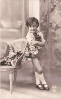 CARTE PHOTO - Petite Fille Près De Bouquets De Roses - Carte Postale Ancienne - Portretten